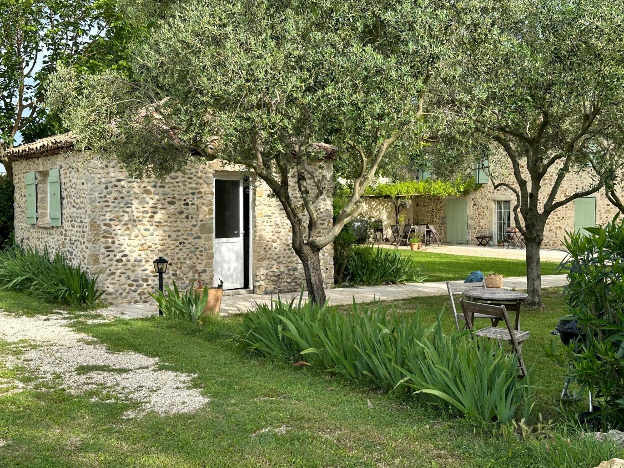 Châteauneuf-du-Rhône Maisonnette Independante Au Calme Dans Un Grand Jardin מראה חיצוני תמונה