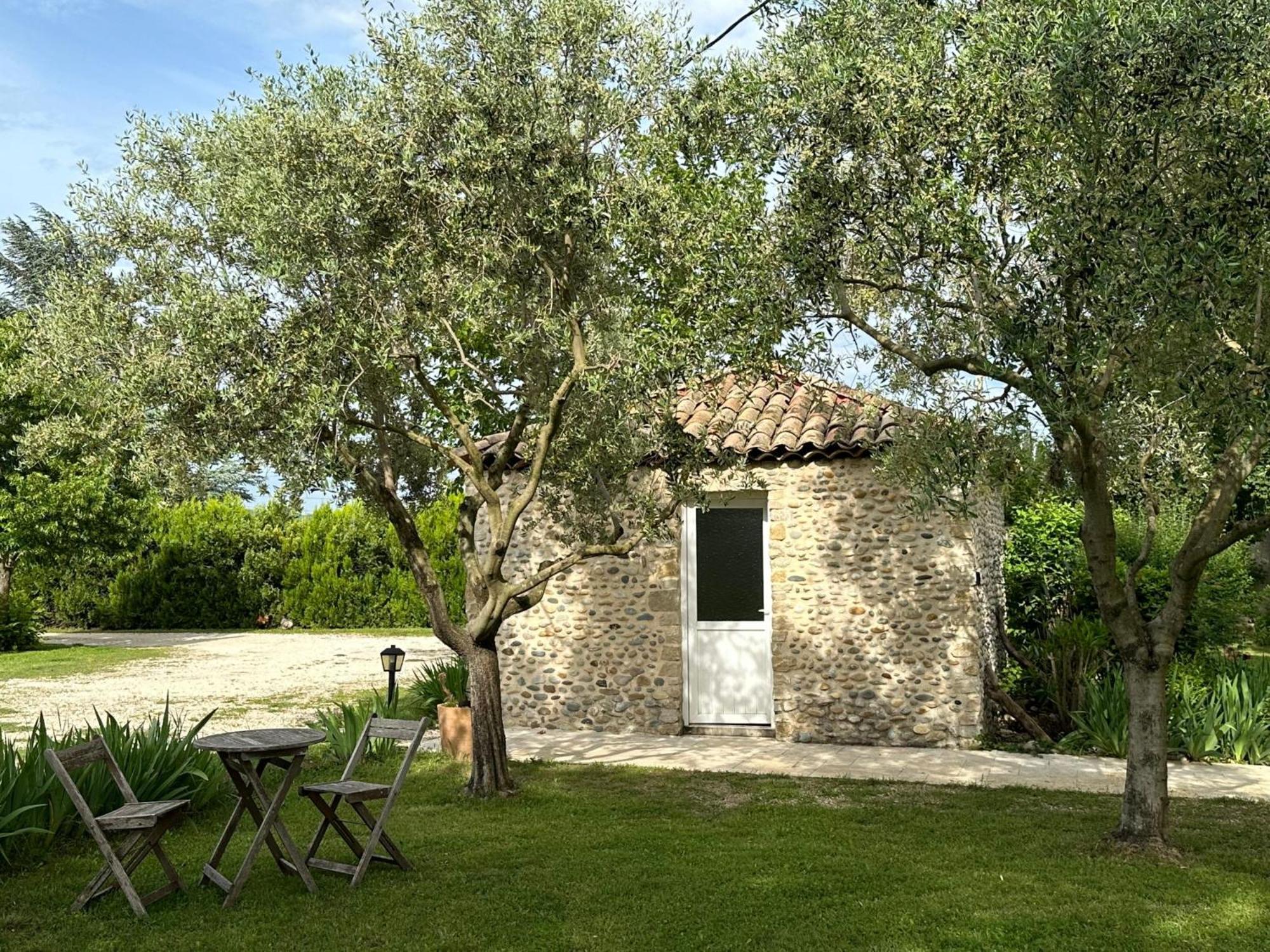 Châteauneuf-du-Rhône Maisonnette Independante Au Calme Dans Un Grand Jardin מראה חיצוני תמונה
